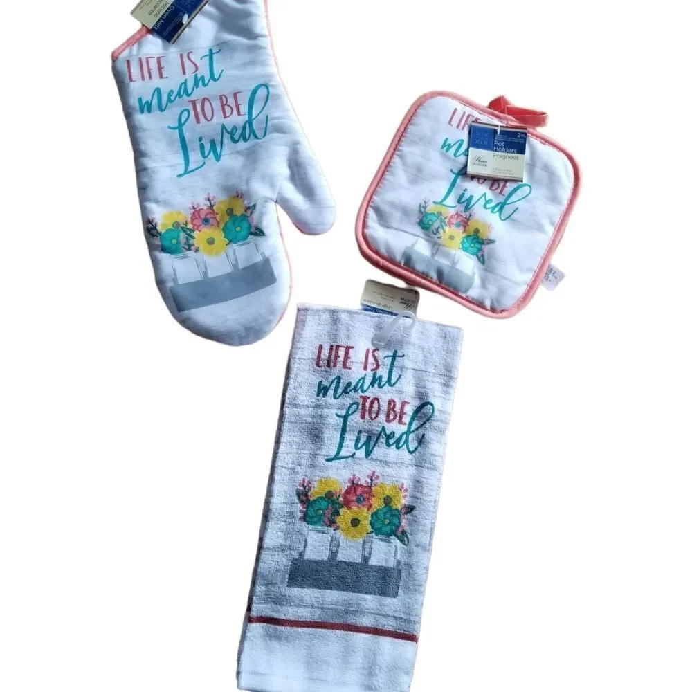 NWT 3 peice Kitchen pot holder/towel set